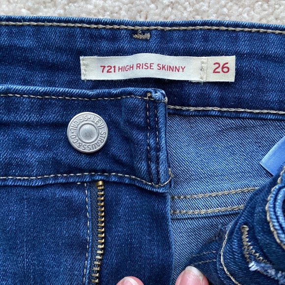 Levi Strauss 721 High Rise Skinny - size 26 medium wash with rip - Picture 2 of 5